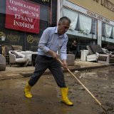 Un homme nettoie une rue à Istanbul.